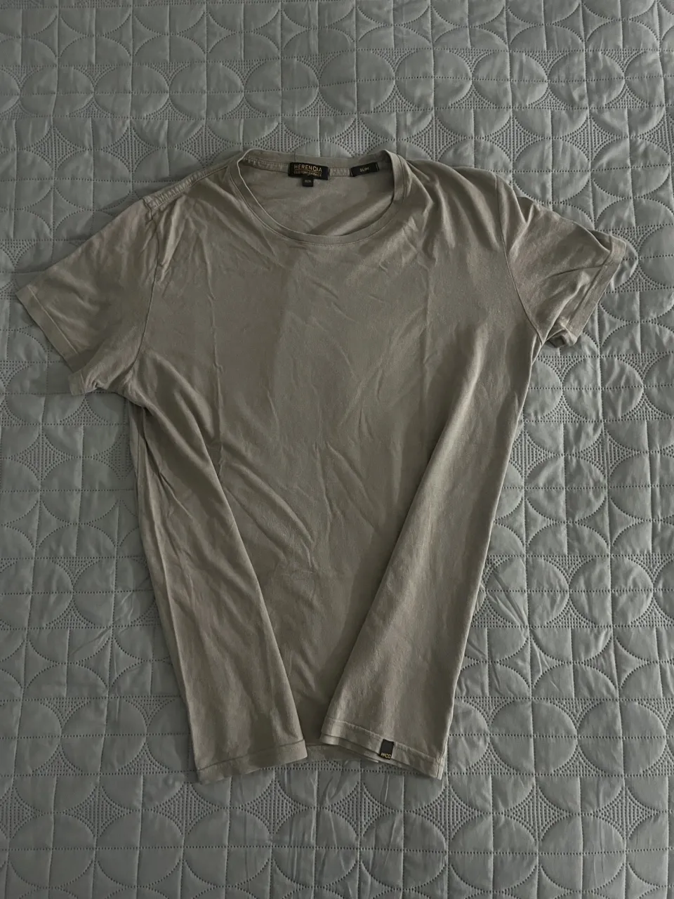 Remera de manga corta color tiza con estampa en la espalda.