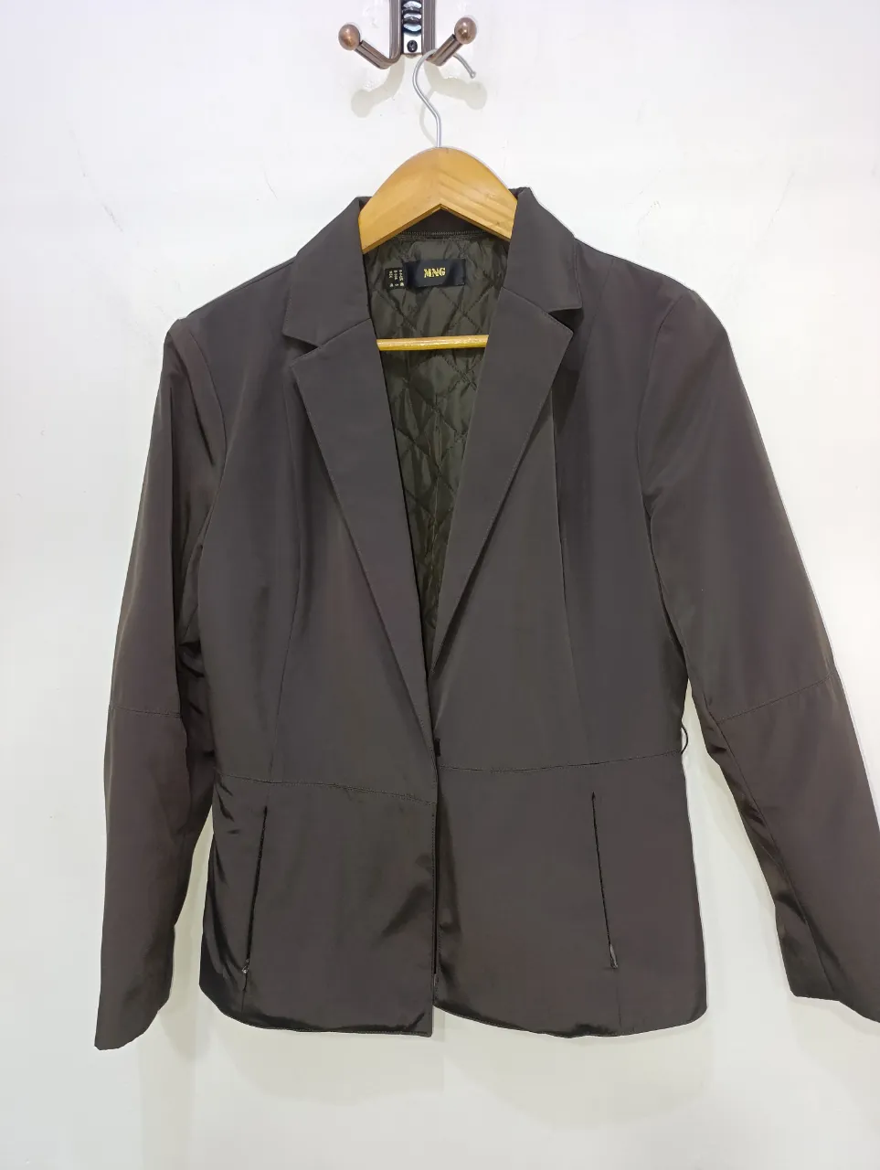 Blazer de MNG con cuello solapa y forro interno acolchado. Posee un detalle de pelo en el cuello.