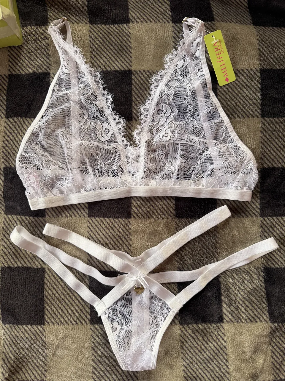 Conjunto de lencería de encaje blanco. Incluye corpiño triangular sin aro ni relleno y bombacha colaless con tiras cruzadas y detalle de moño.
talle 95 