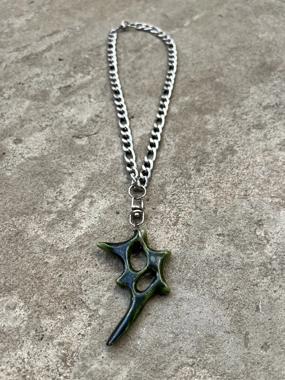 Collar con dije de cerámica hecho a mano
+ cadena en acero quirúrgico 
-hipoalergenica y no se pone naranja-
 