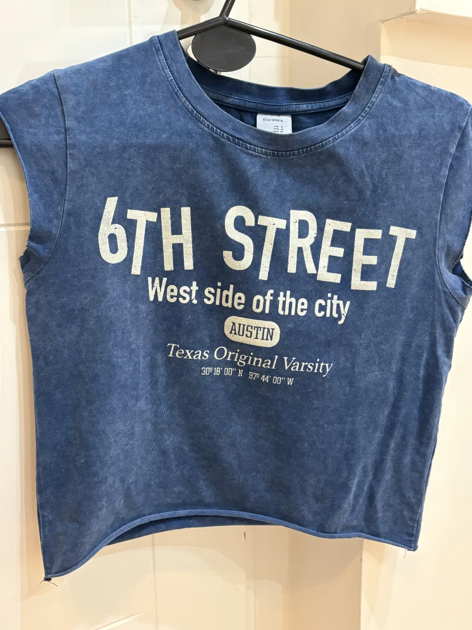 Remera azul de algodón con estampa. Cuello redondo y mangas cortas.