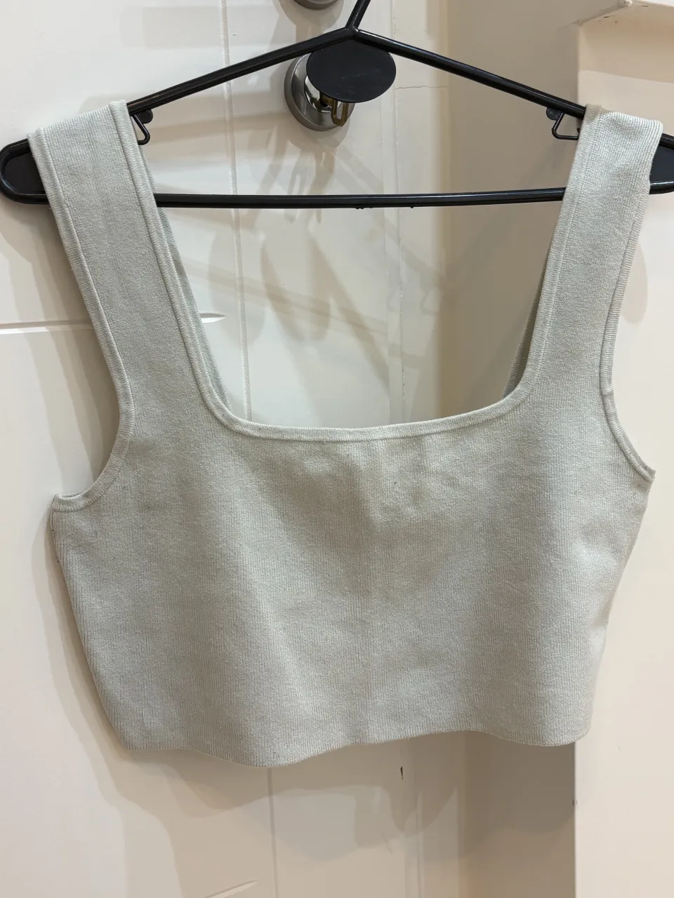 Musculosa de tejido acanalado con breteles anchos y escote cuadrado.