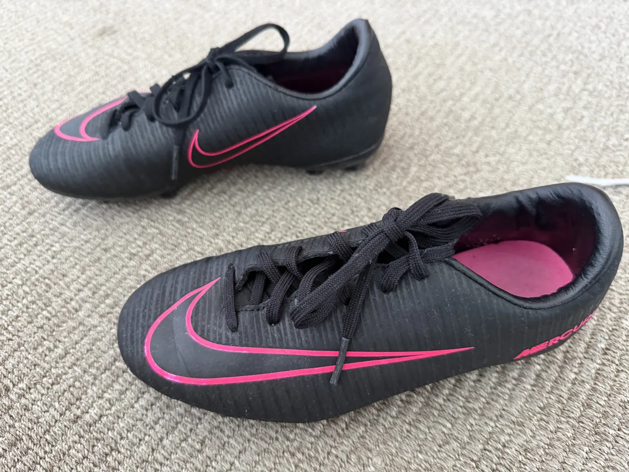 Botín de fútbol Nike - imagen 1