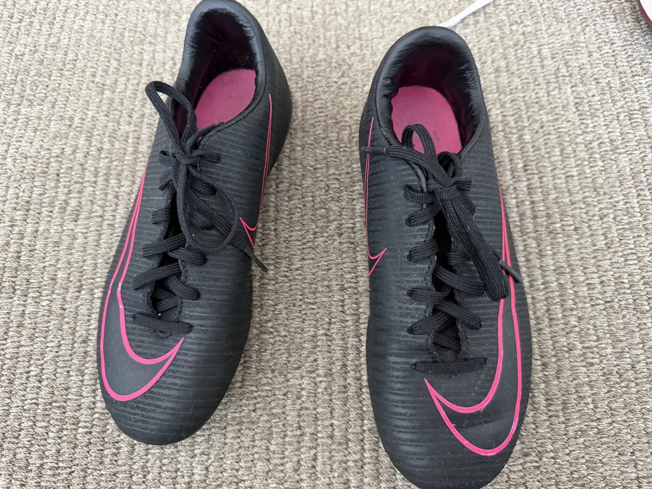 Botín de fútbol Nike - imagen 2