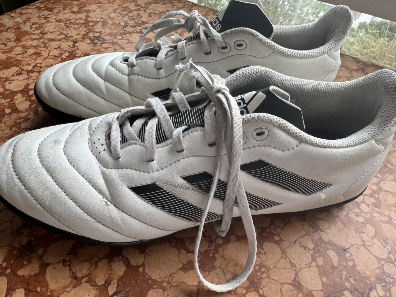Zapatillas botines de fútbol, blancos con detalles en negro. talle 41,5. largo de plantilla 27.5 cm. Se sugiere cambiar cordones. 