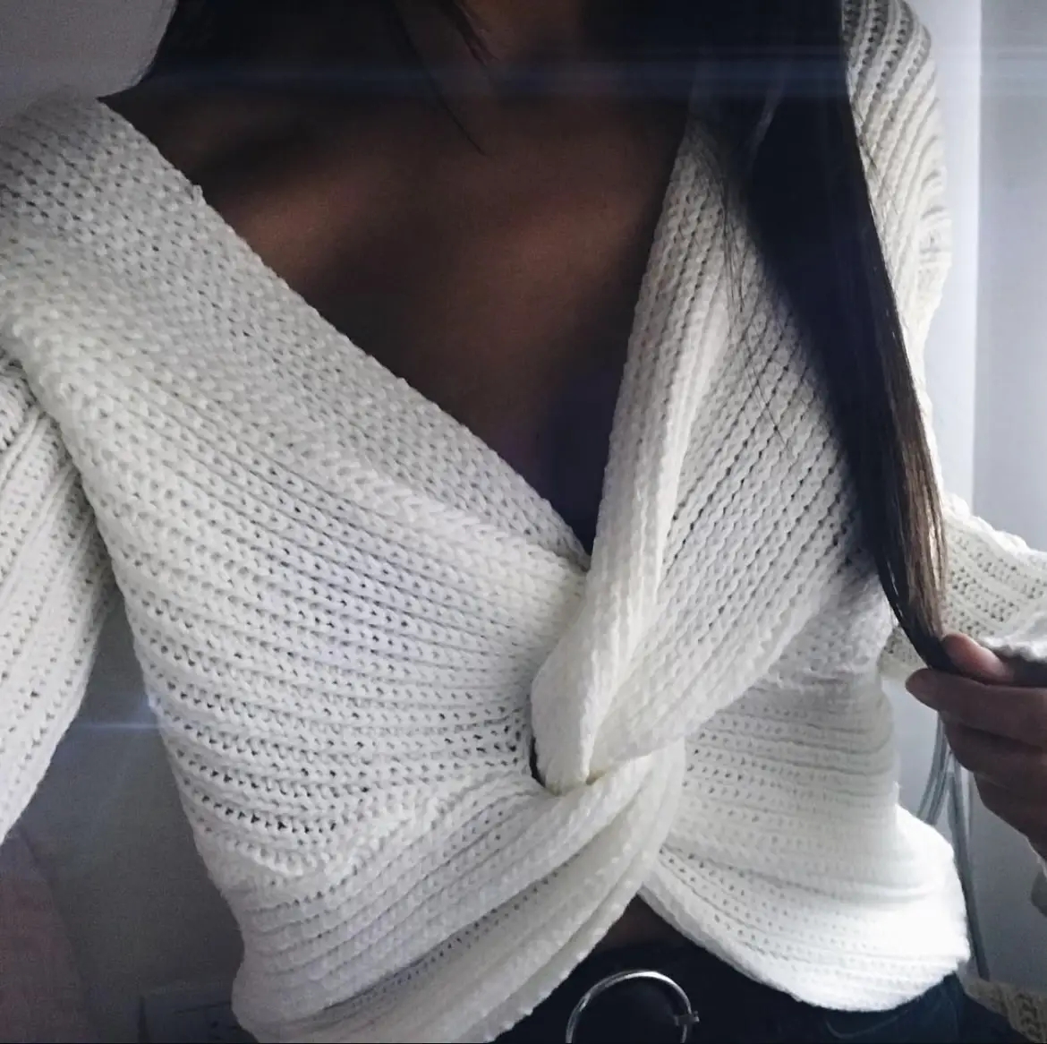 Sweater de mujer con diseño cruzado en V, tejido de punto grueso. Disponible en blanco y rojo. Ideal para un look elegante y abrigado.