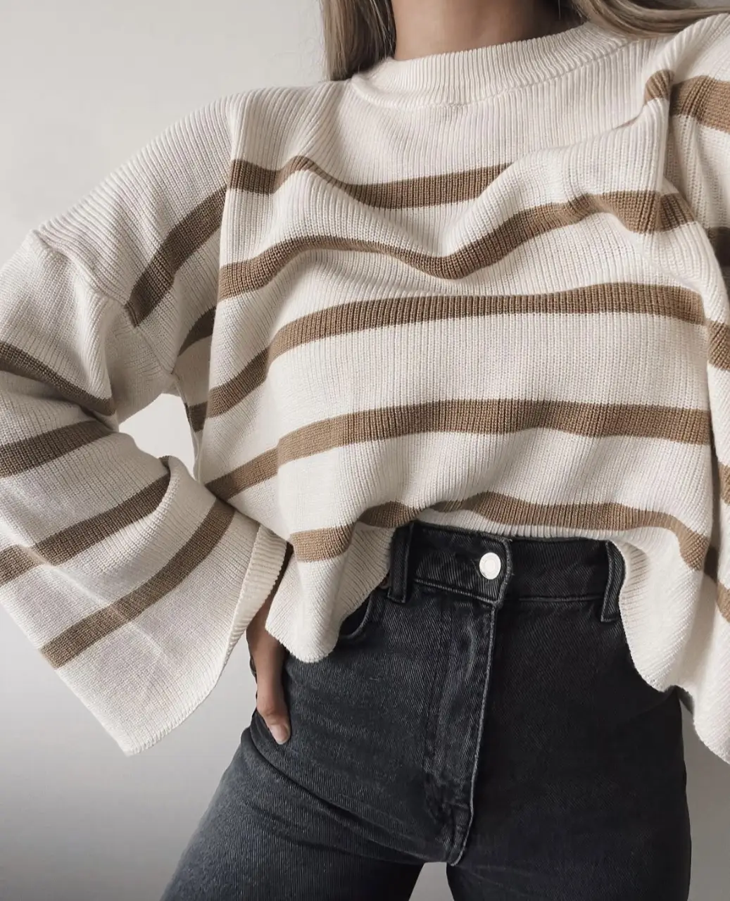 Sweater de mujer a rayas horizontales en color blanco y marrón. Cuello y mangas amplias.