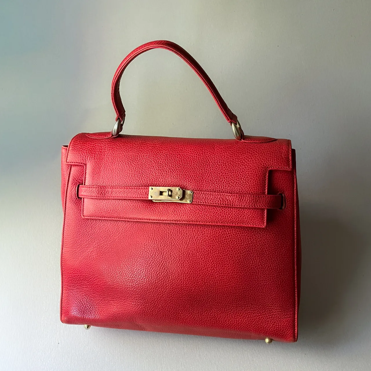 Cartera roja tipo Birkin de marca italiana Miatto, 100% cuero.