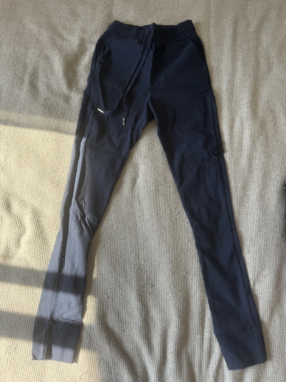 Pantalón azul marino tipo jogger, con cintura elástica y cordón ajustable. Tela liviana.

Está sin uso, en excelente estado. Marca talle 34, pero calza MUY chico (ideal para talle XS o adolescente).