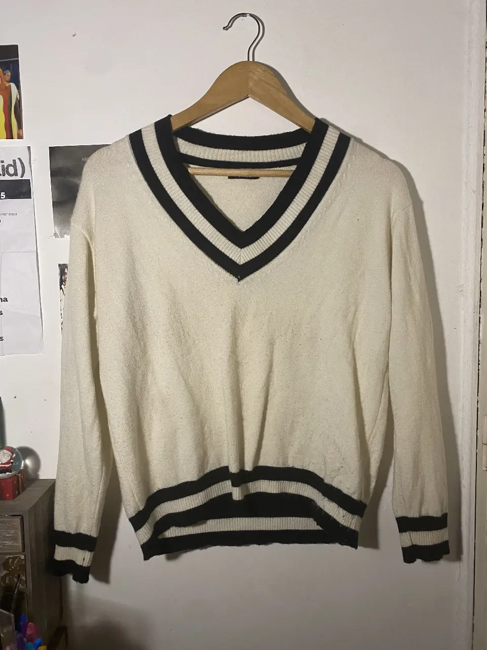 sweater blanco y negro en V