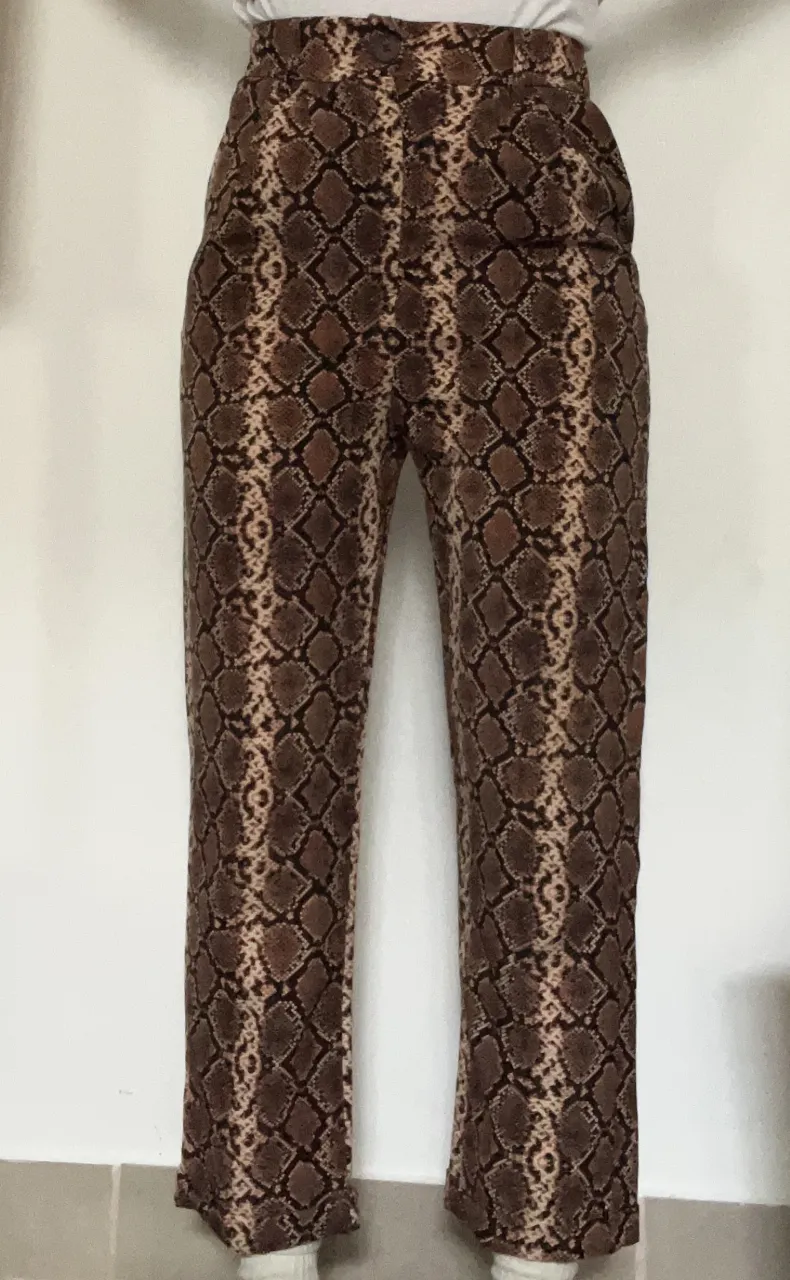 Pantalón A..