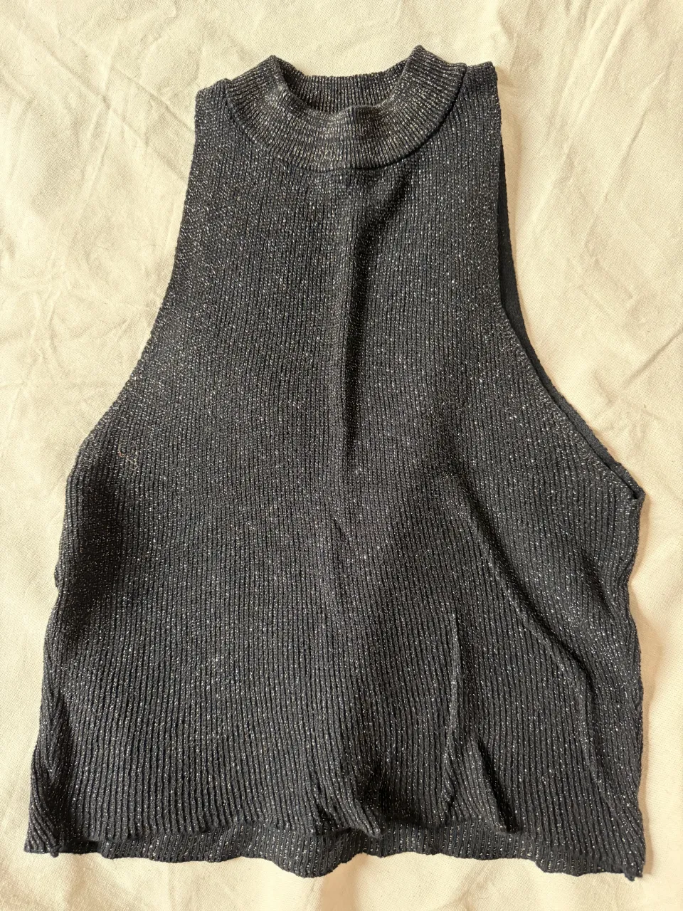 Top suelto de lanilla brillosa.

📏 Medidas aproximadas 
alto: 45cm
axilas: 35 cm