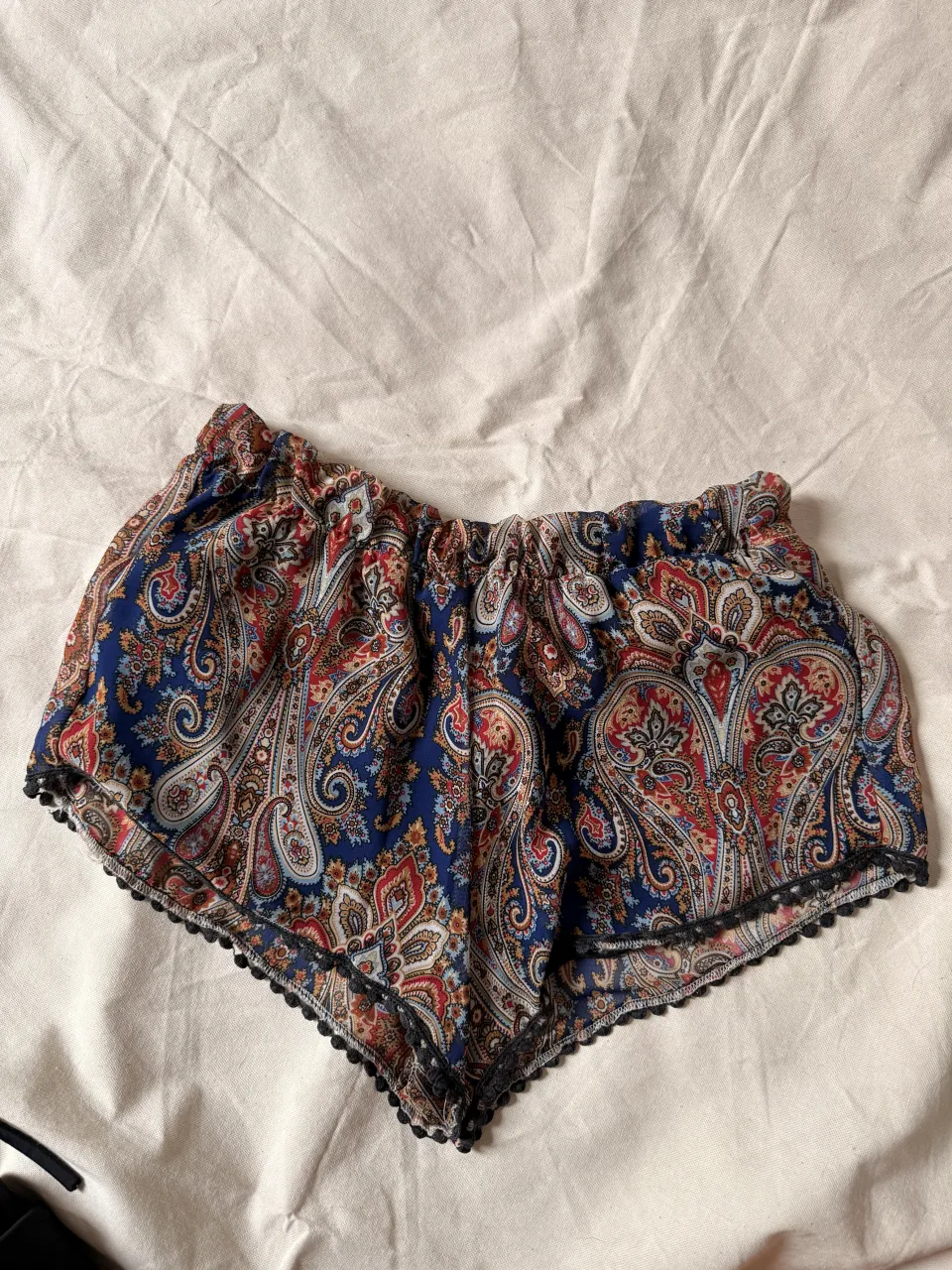 Short estilo hippie.  Cintura elastizada y detalle de puntilla negra en el borde inferior.

📏 Medidas Aproximadas
ancho: 31cm
alto: 31cm 