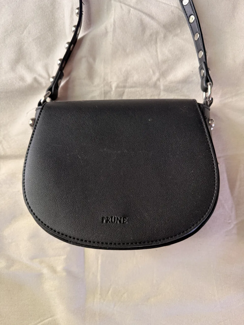 Cartera negra PRUNE con tachas. como nueva.  sin detalles del uso, ya que la usé en muy pocas ocasiones. 
medidas:
17cm alto
19cm ancho 
9cm profundidad 
