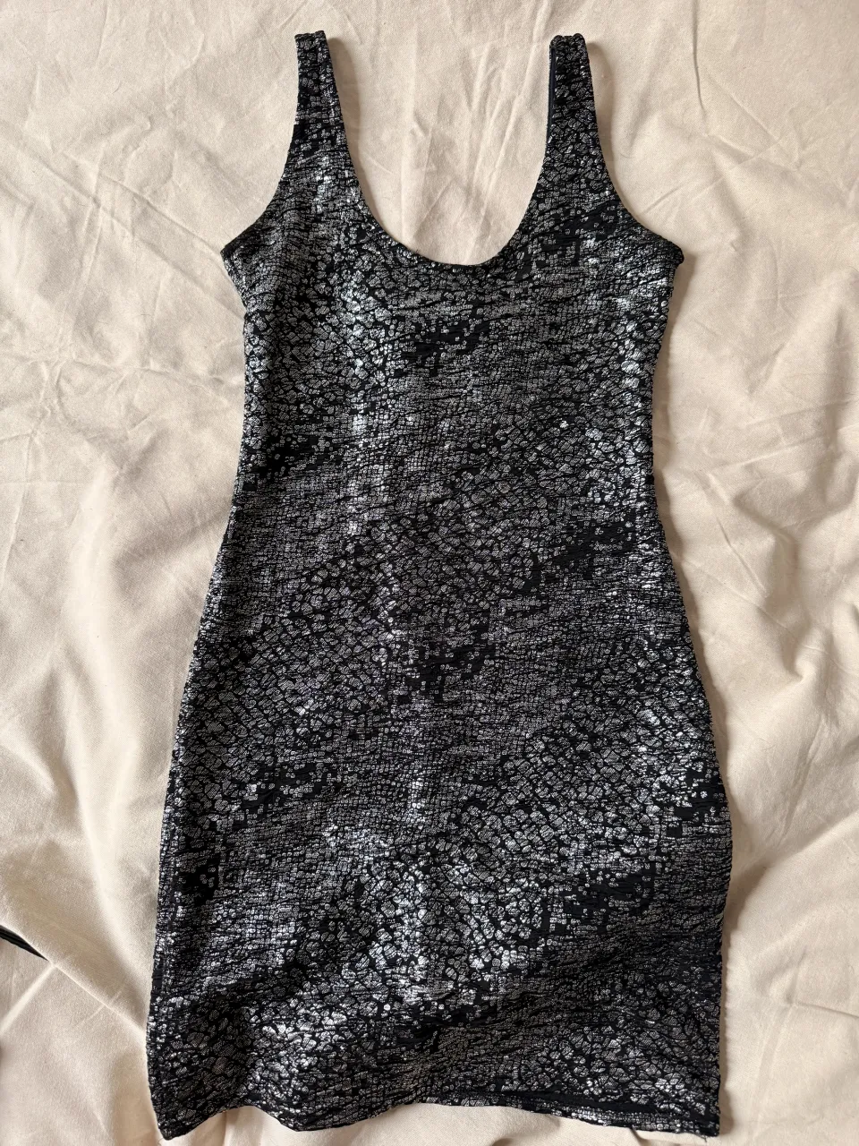 Vestido negro con estampa plateada y cierre atrás. tiene un detalle x su uso en la axila (foto)

📏 Medidas aproximada
alto: 62cm
cadera: 35 cm
axila: 35cm