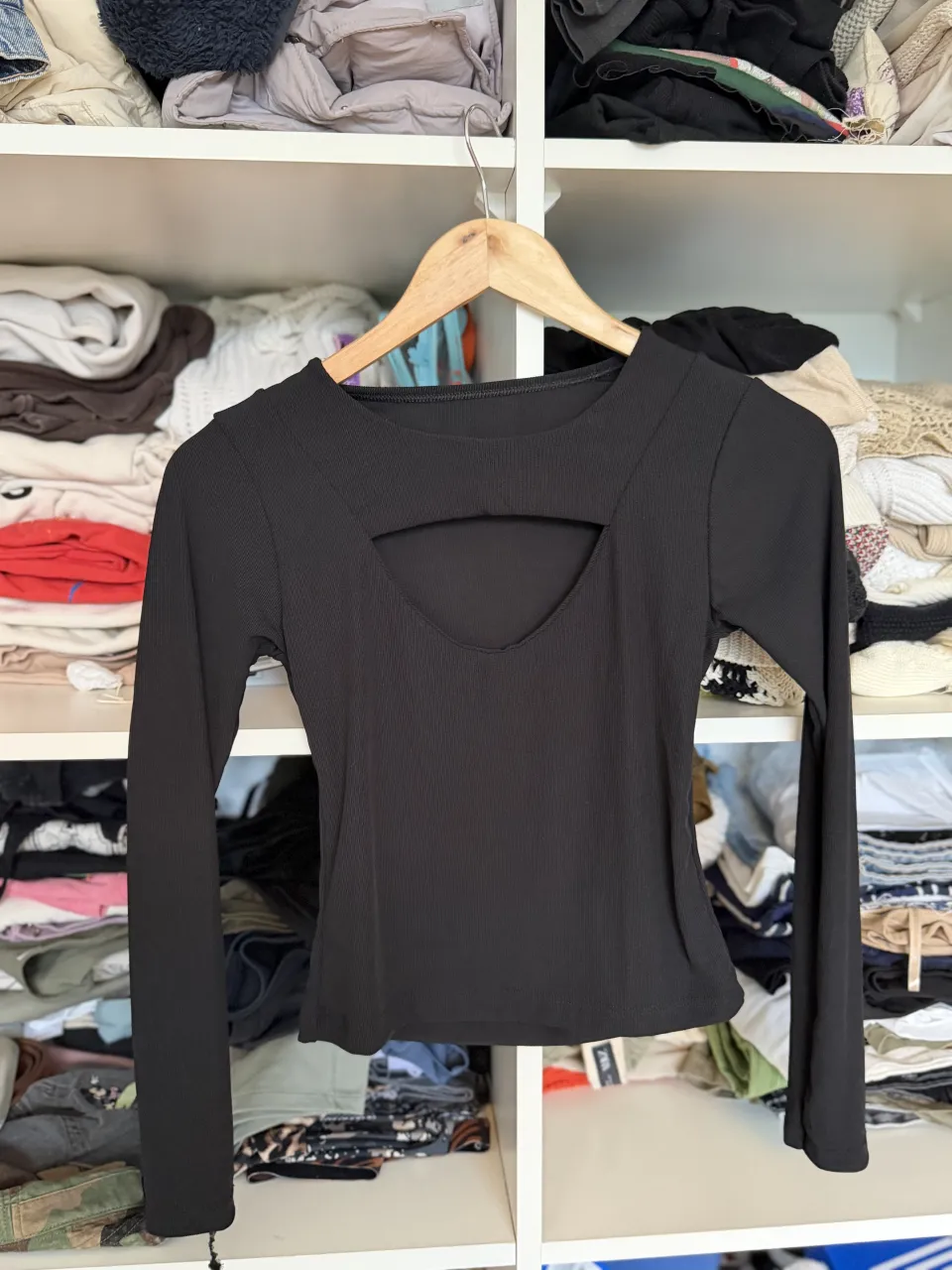 Remera negra de manga larga con recorte en el escote.