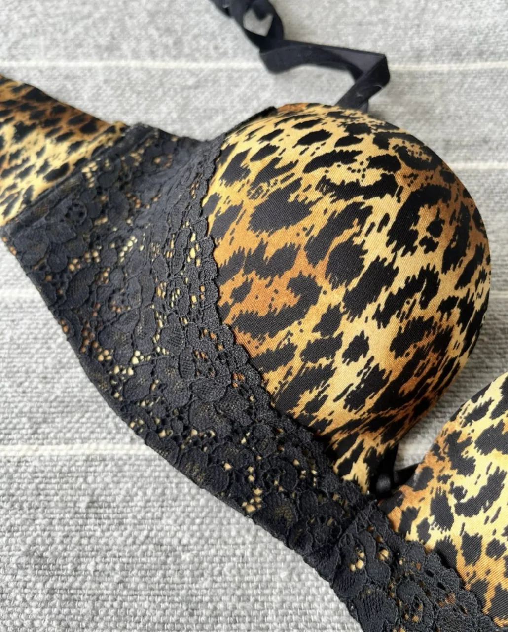 Corpiño Victoria's Secret - Vista 2