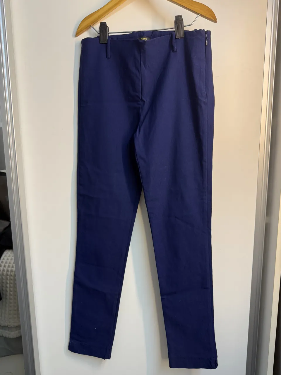 Pantalón azul marino liso con cierre lateral. super elastizado. Tiro alto 
