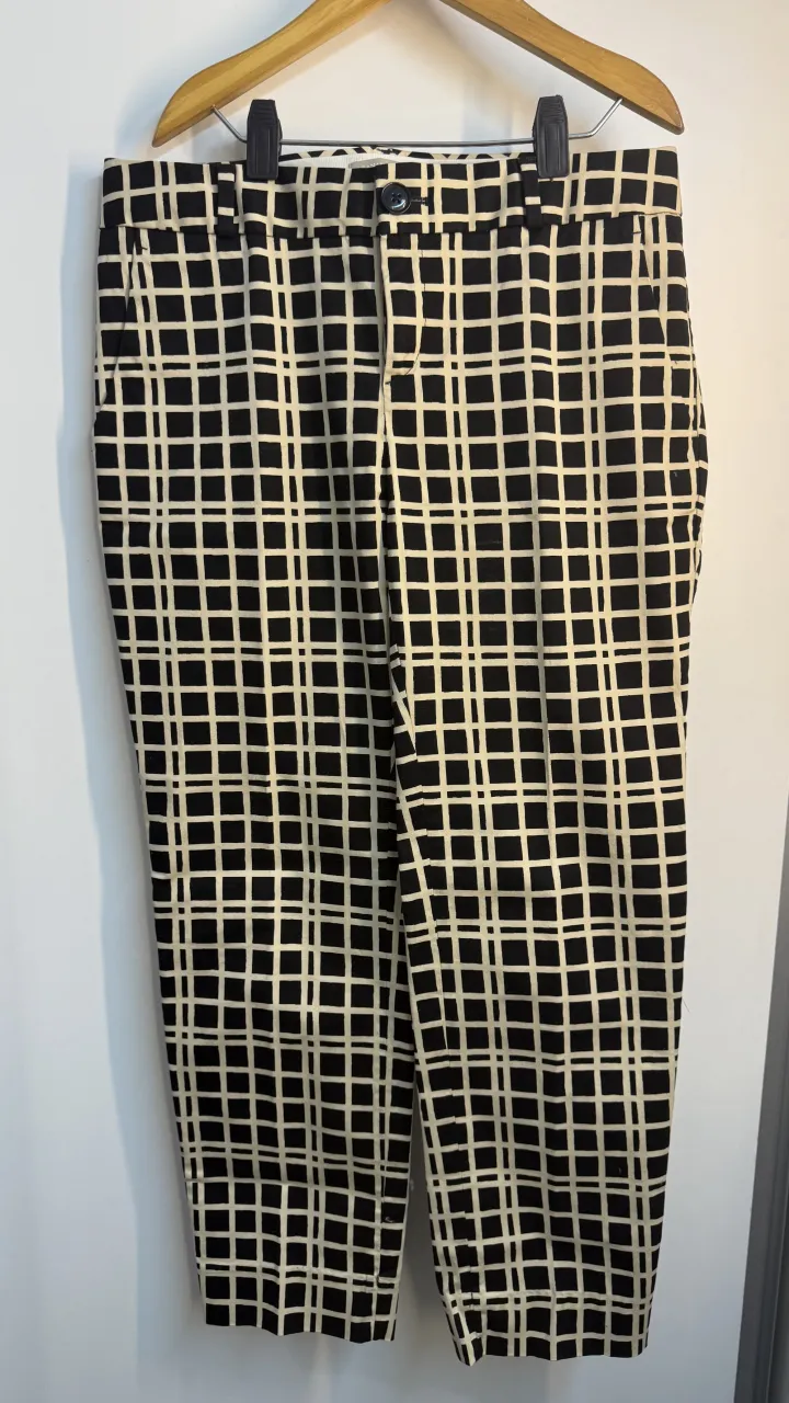 Pantalón estampado a cuadros blancos y negros. Posee bolsillos delanteros y traseros.
Tiro medio
tiro delantero 21 cm 
tiro trasero 38 cm 
cintura 41 cm en plano 
largo total 88 cm 