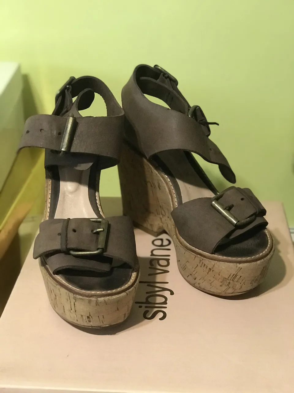 Sandalias de plataforma con tiras y hebillas. Taco cuña.