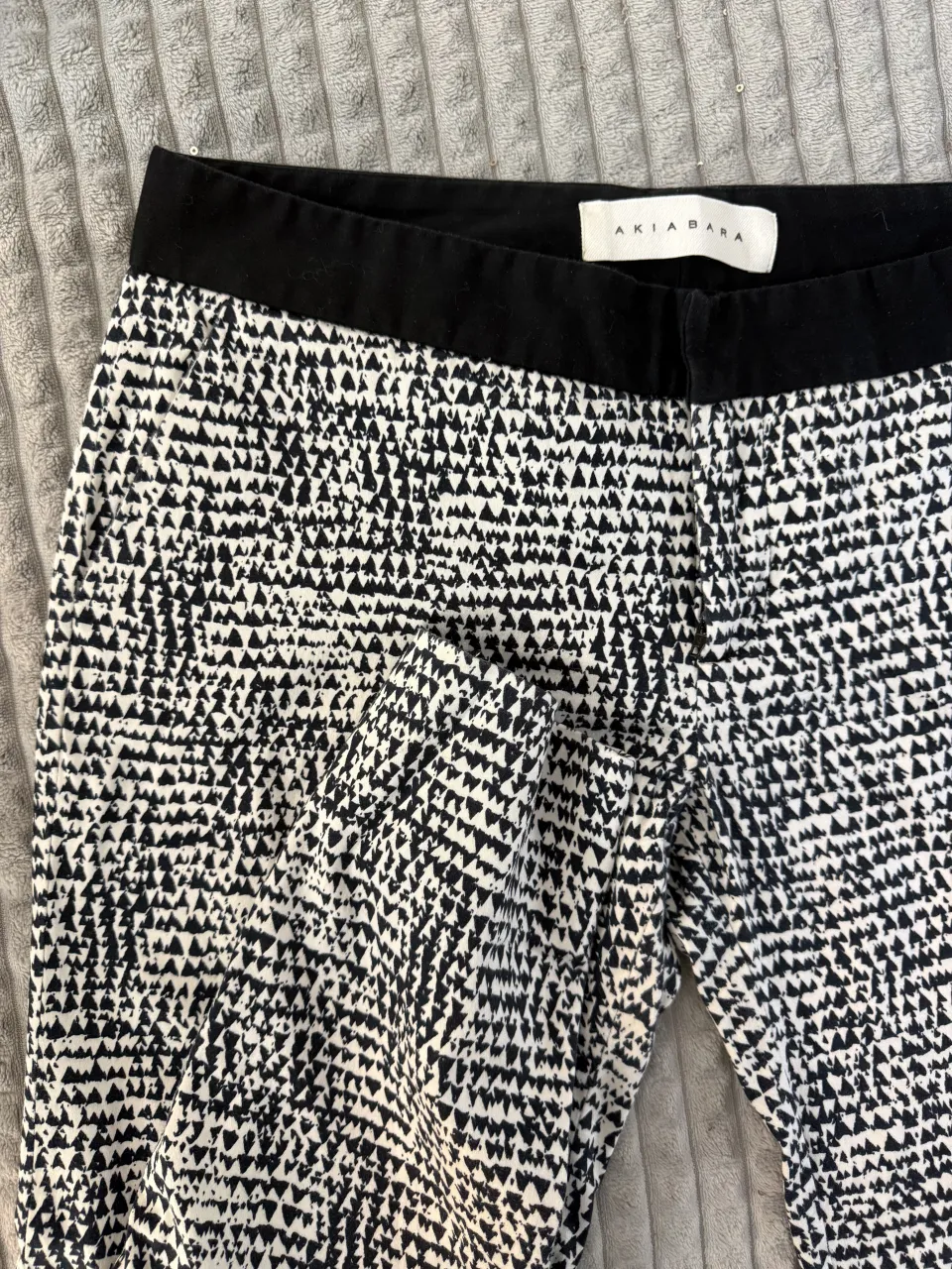 Pantalón estampado en blanco y negro con cintura negra. Tiro bajo 
cintura 41 cm en plano
tiro 18 cm 
largo total 92 cm 