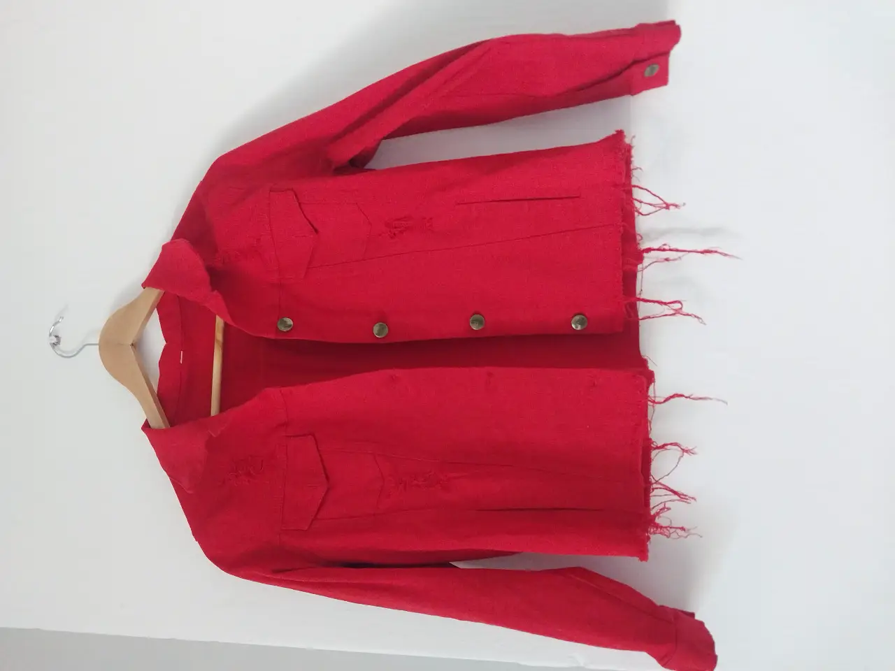 Campera de jean roja con detalles rotos en el frente y en el bajo. Ideal para un look canchero y moderno.