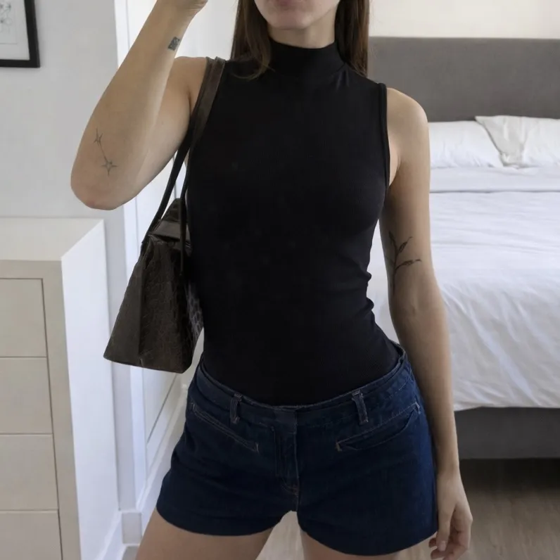 Body sin mangas de cuello alto con textura acanalada. Un básico canchero y súper combinable, ideal para el día a día o para salir.