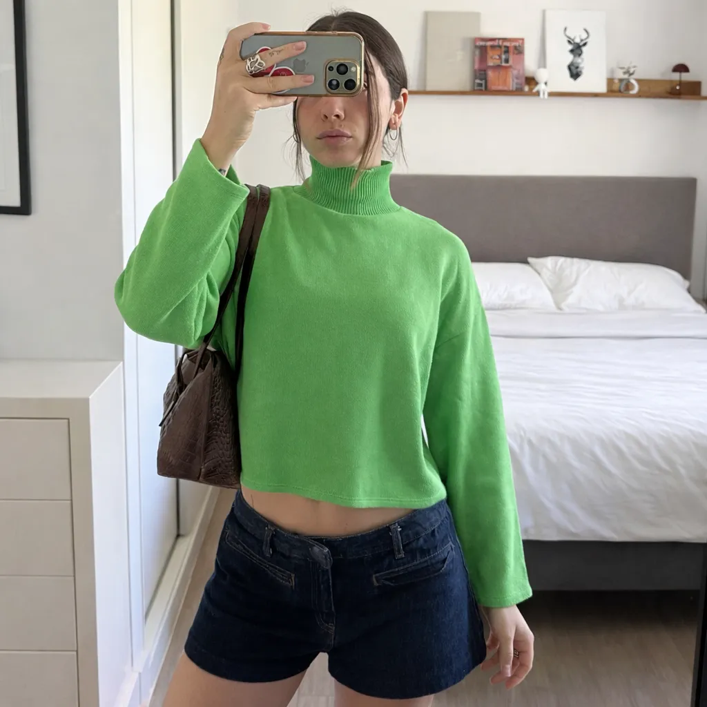 Sweater liviano color verde manzana con cuello alto y mangas largas. De tiro medio corto, ideal para darle un toque de color a looks básicos. Perfecto para media estación.