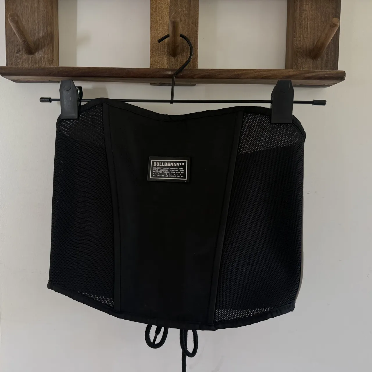 Corset negro con cordones en la espalda. Ideal para un look de noche canchero. 