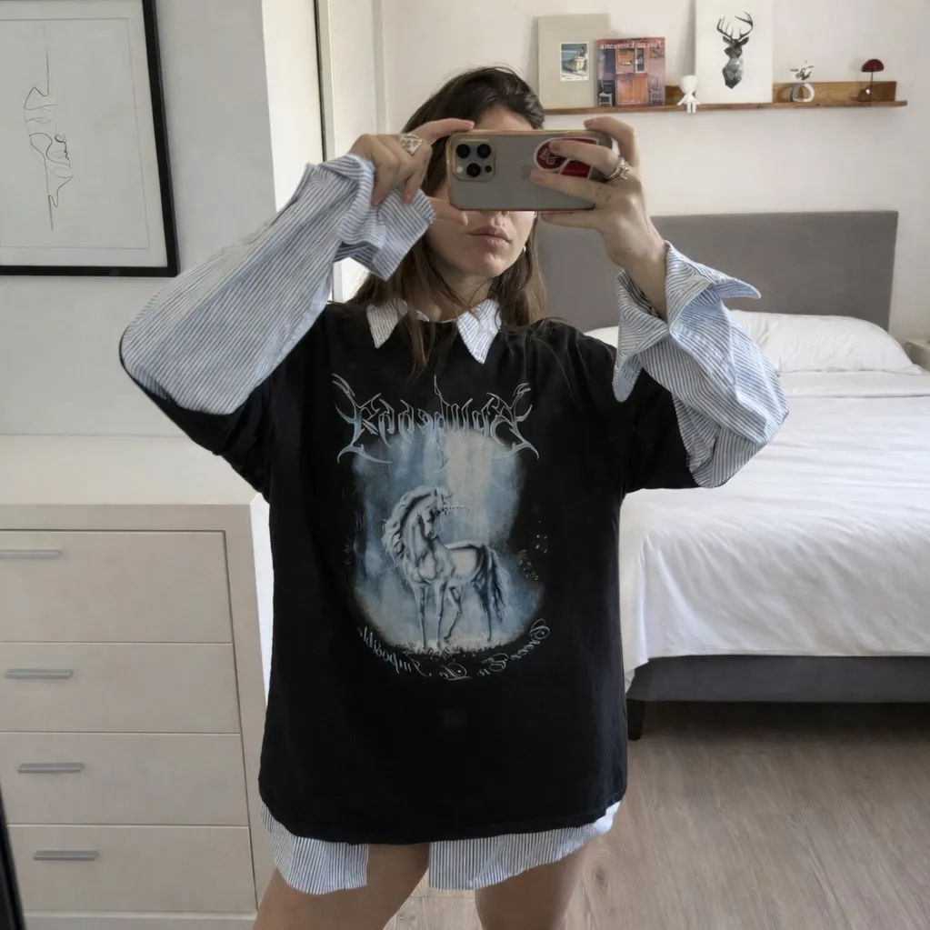 Remera oversized negra con estampa en el frente y espalda. Fit amplio y súper cómoda. Ideal para looks urbanos cancheros o para salir de noche. 