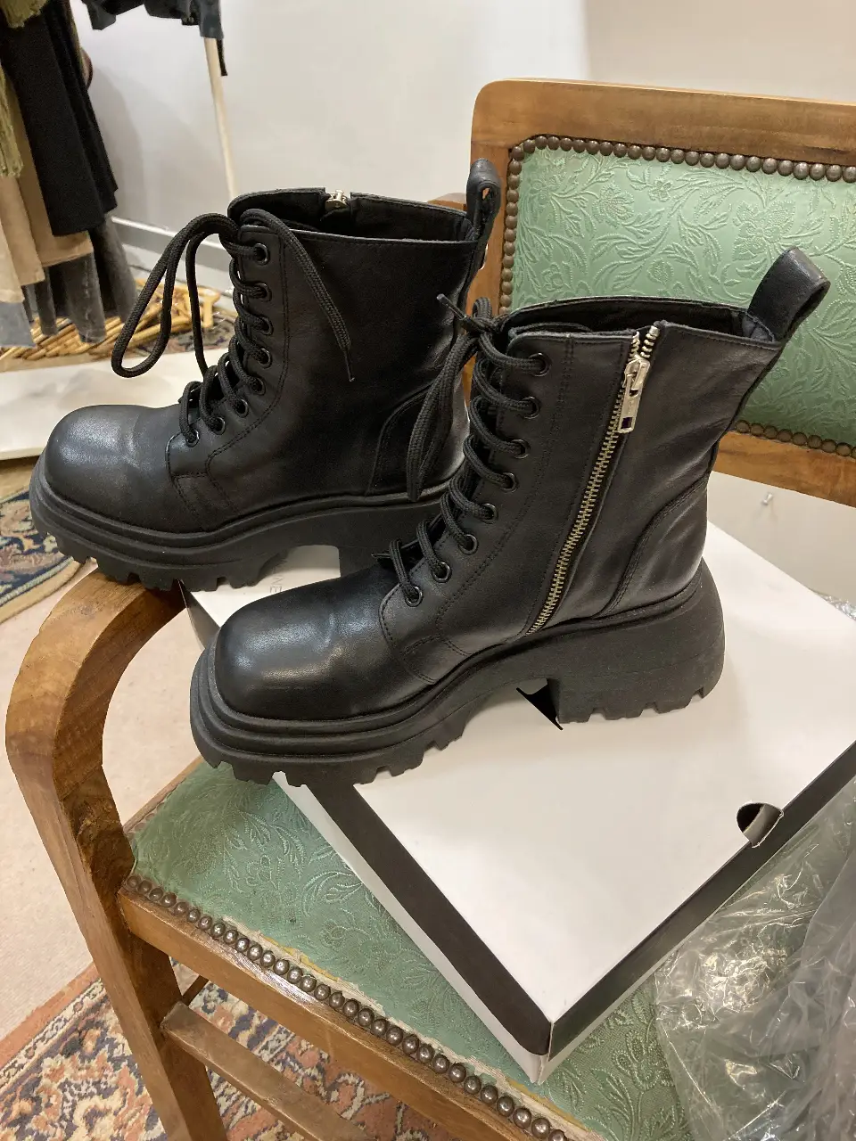 Borcegos de cuero negro con cierre lateral y cordones. Suela gruesa y diseño moderno, ideales para un look urbano y canchero.