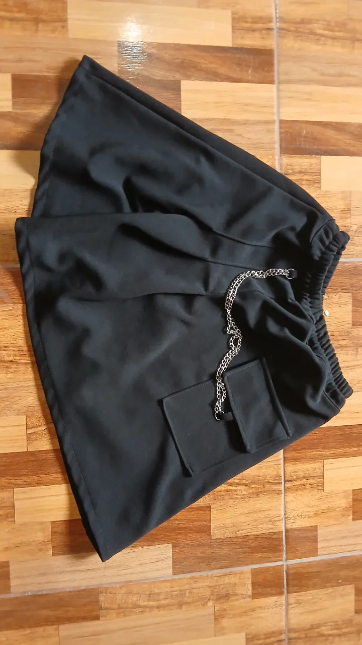 Shorts negros de tiro alto con bolsillos cargo y detalle de cadena plateada. Ideales para un look urbano y canchero.