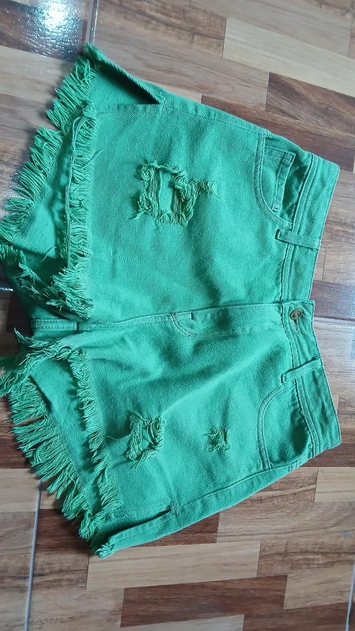 Shorts de jean tiro alto con roturas y flecos. Un básico canchero para el verano, ideal para combinar con remeras o tops.