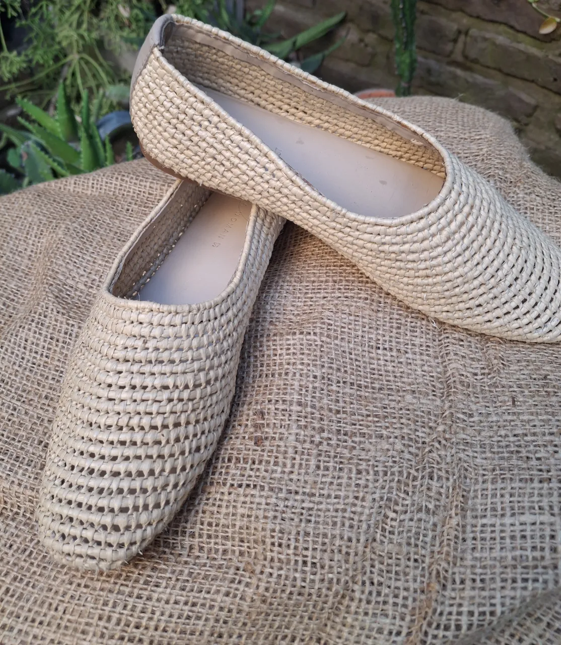 Zapatos planos de mujer de Zara, color crudo, tejido de rafia.