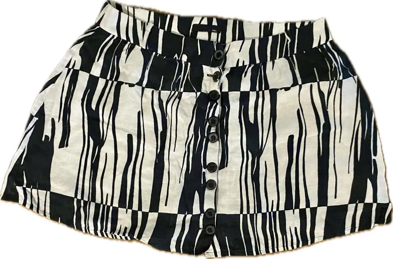 Minifalda Ayres  con estampado abstracto en blanco y negro. Diseño con botones frontales. 
