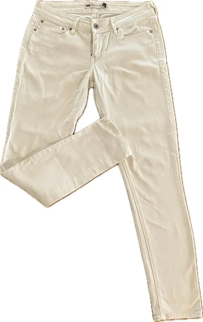 Jeans Levy s  blanco de mujer, modelo "Slight Curve Modern Rise Skinny". Talle 6/28. 