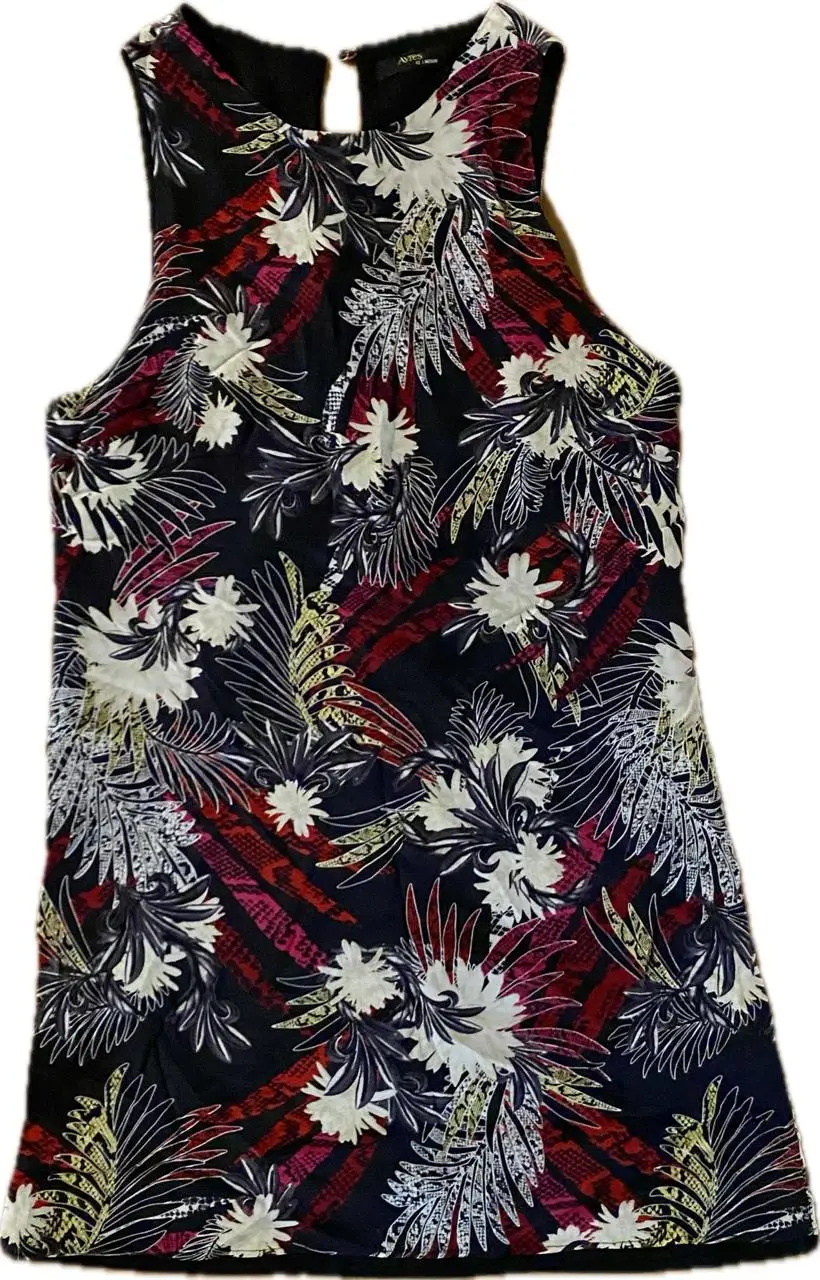 Vestido Ayres mini sin mangas con estampado floral en tonos blanco, rojo  sobre fondo negro. 