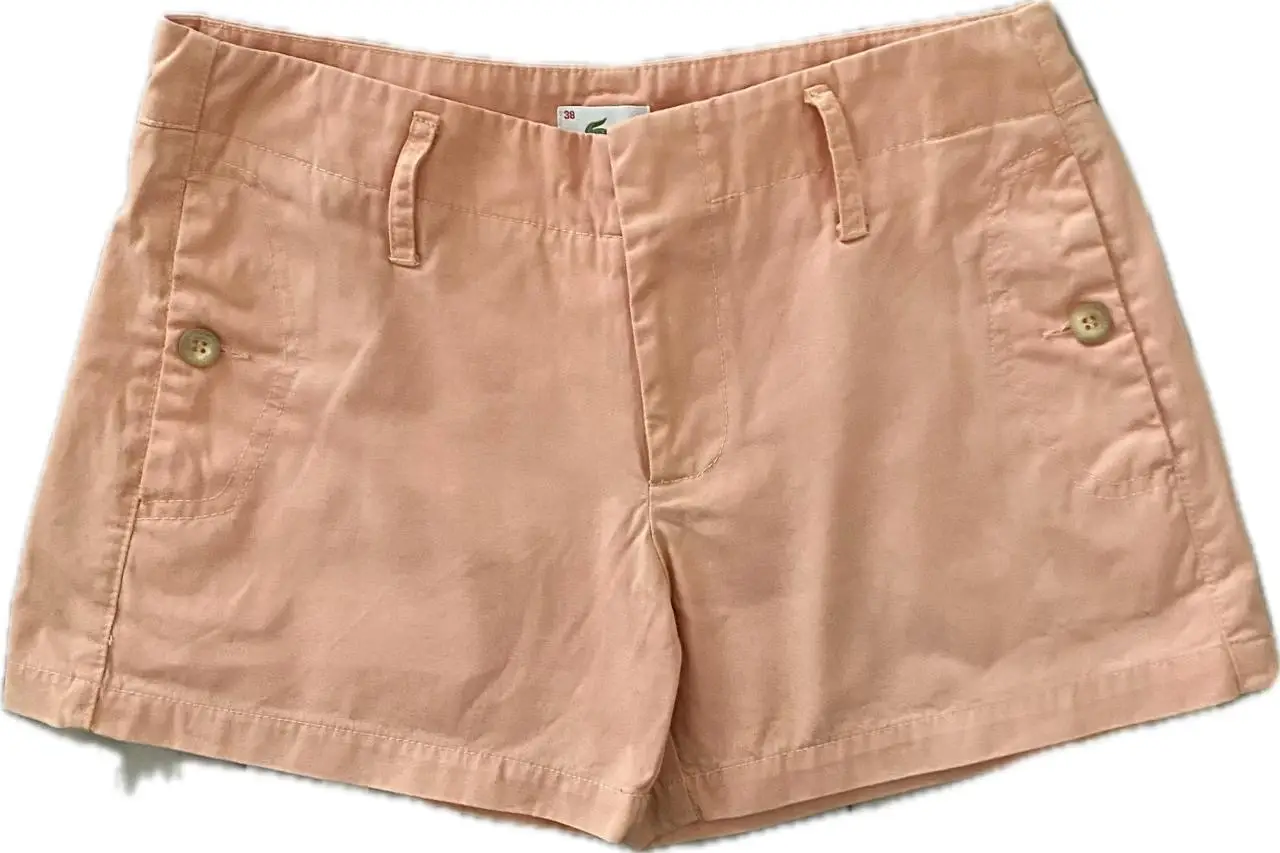 Short  Lacoste, color salmón claro,  Ideal para un look casual y fresco.