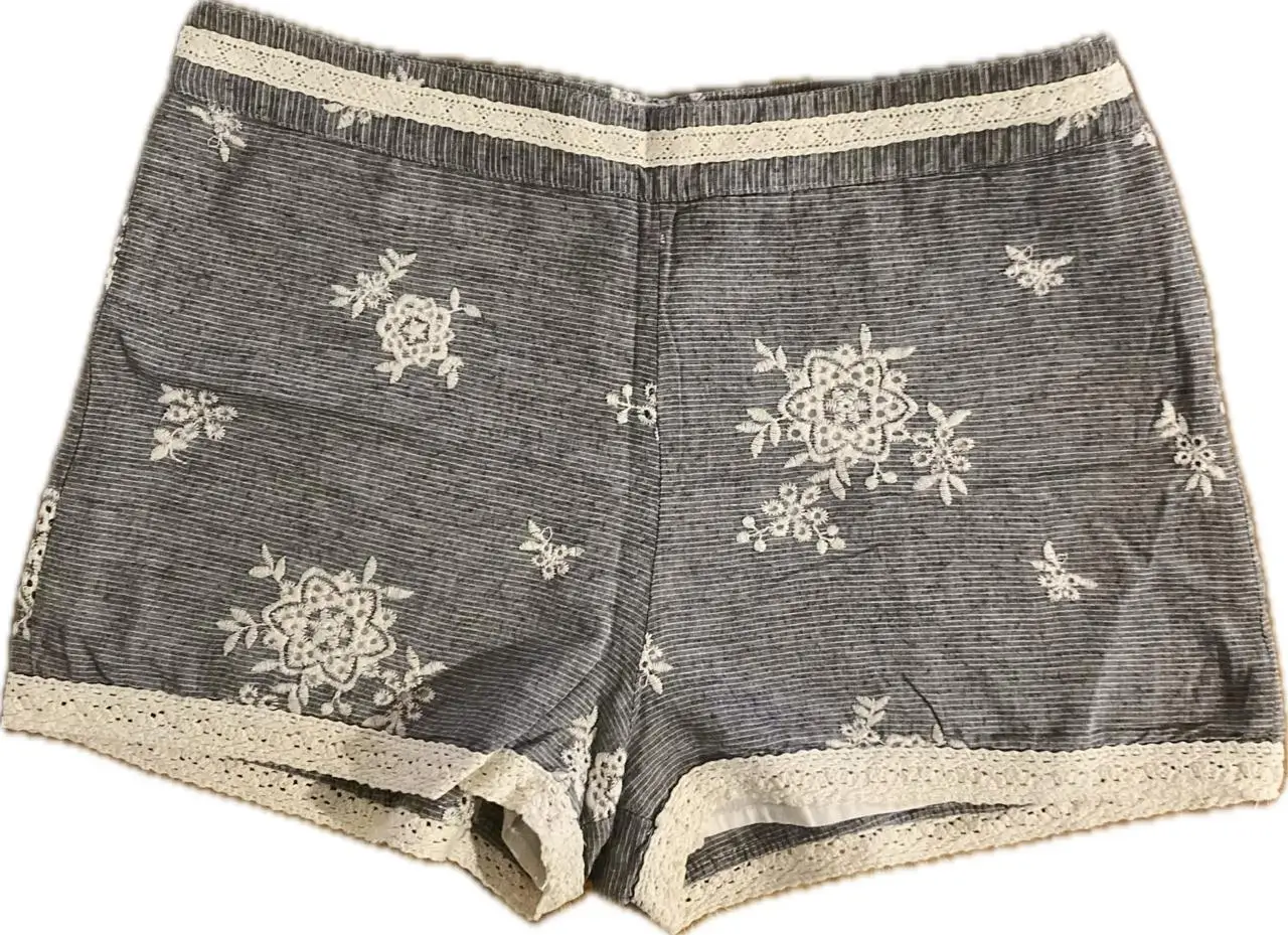 Shorts Wanama  con bordados florales blancos y detalles de encaje. (talle 40 en etiqueta pero es 38)  