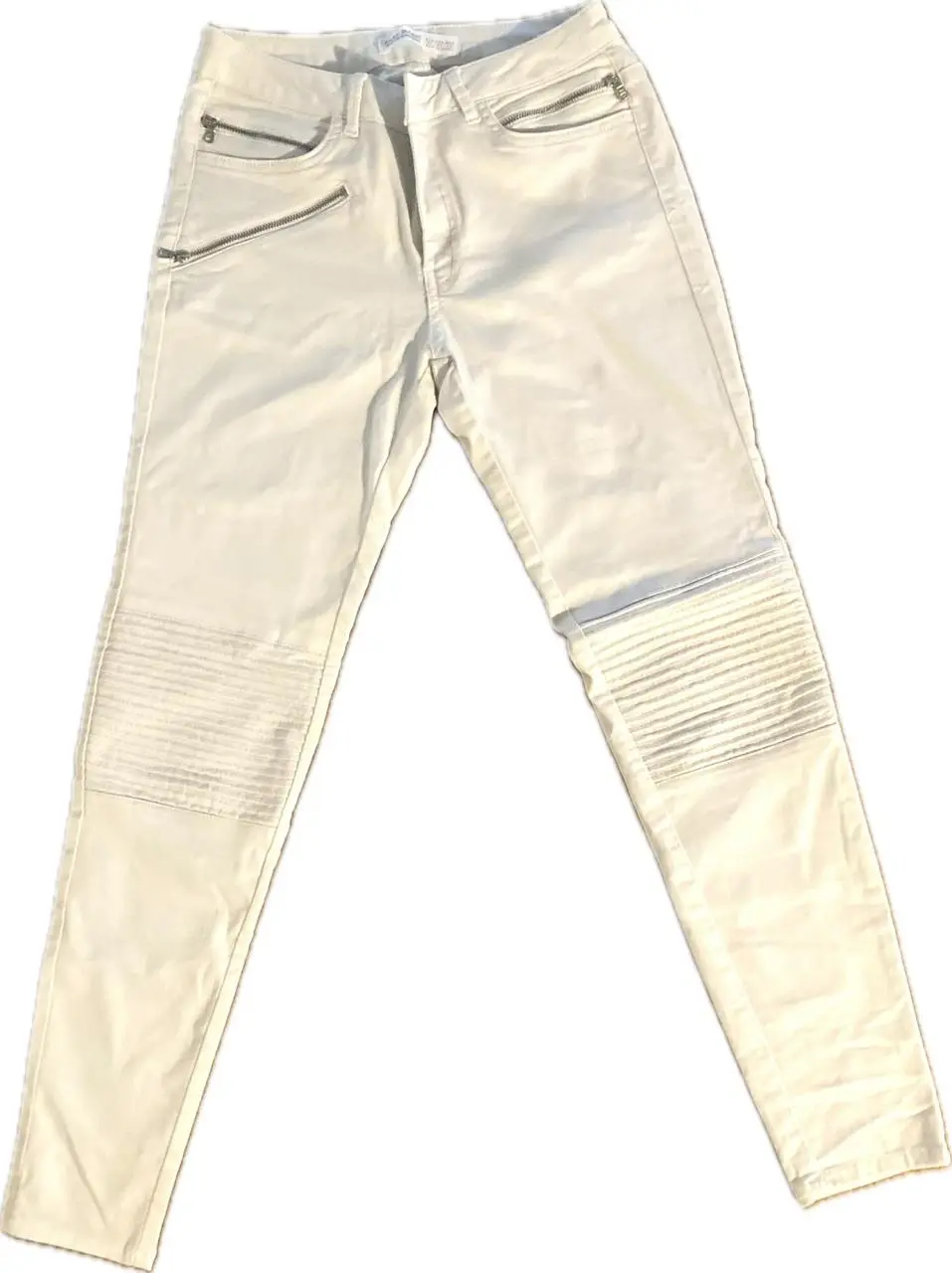 Pantalón de jean blanco Zara, tiro medio, con detalles de cierre en los bolsillos delanteros y en las rodillas.