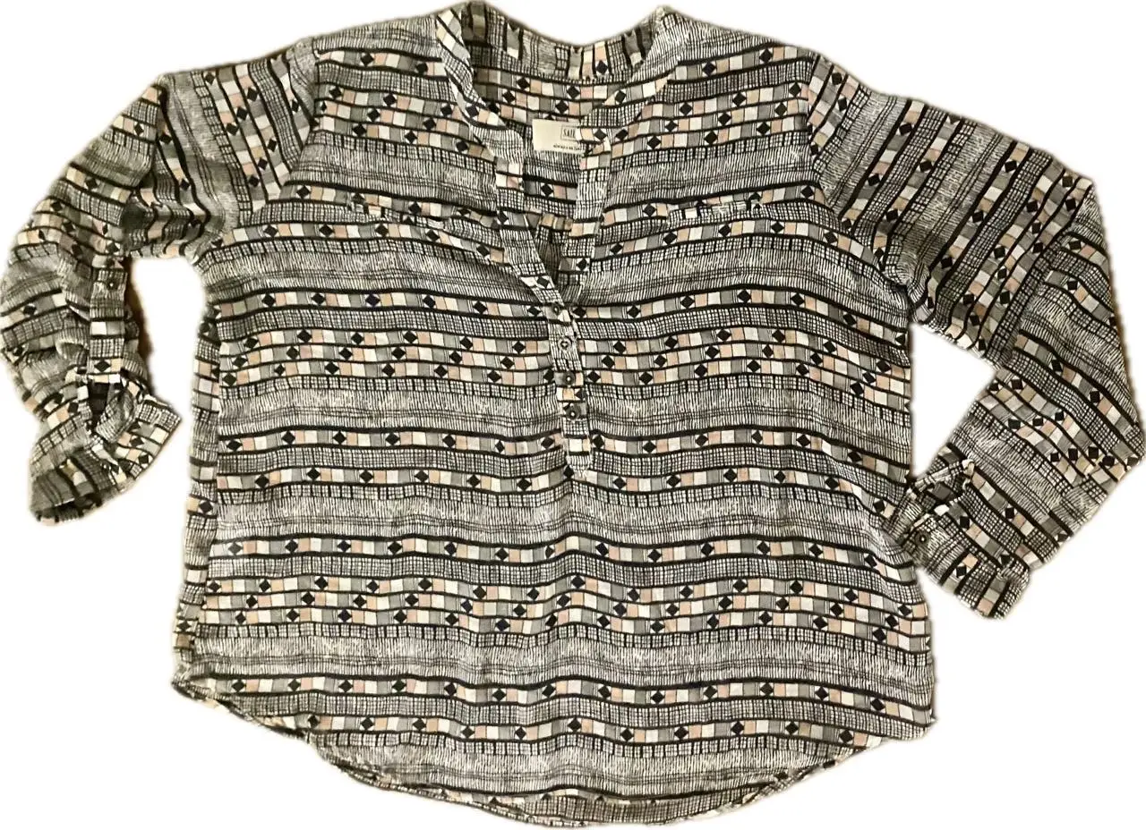 Camisa de mujer Sail con estampado geométrico en blanco,gris y rosa. Manga larga con puños abotonados. 