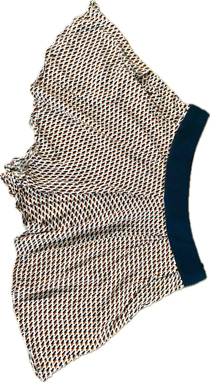 Pollera pantalón  con estampado geométrico en tonos blanco, rojo y azul. Talle S. Cintura alta con detalle en azul marino. Cierre oculto lateral. 