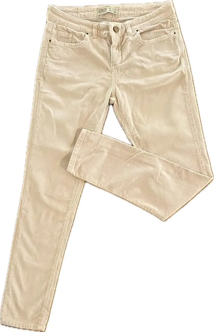 Pantalón de corderoy Zara color crudo, tiro medio, skinny . Ideal para un look casual y cómodo.