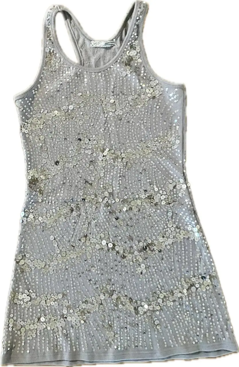 Vestido / Musculosa de mujer gris con lentejuelas plateadas, ideal para fiestas y eventos especiales. Diseño elegante y llamativo.