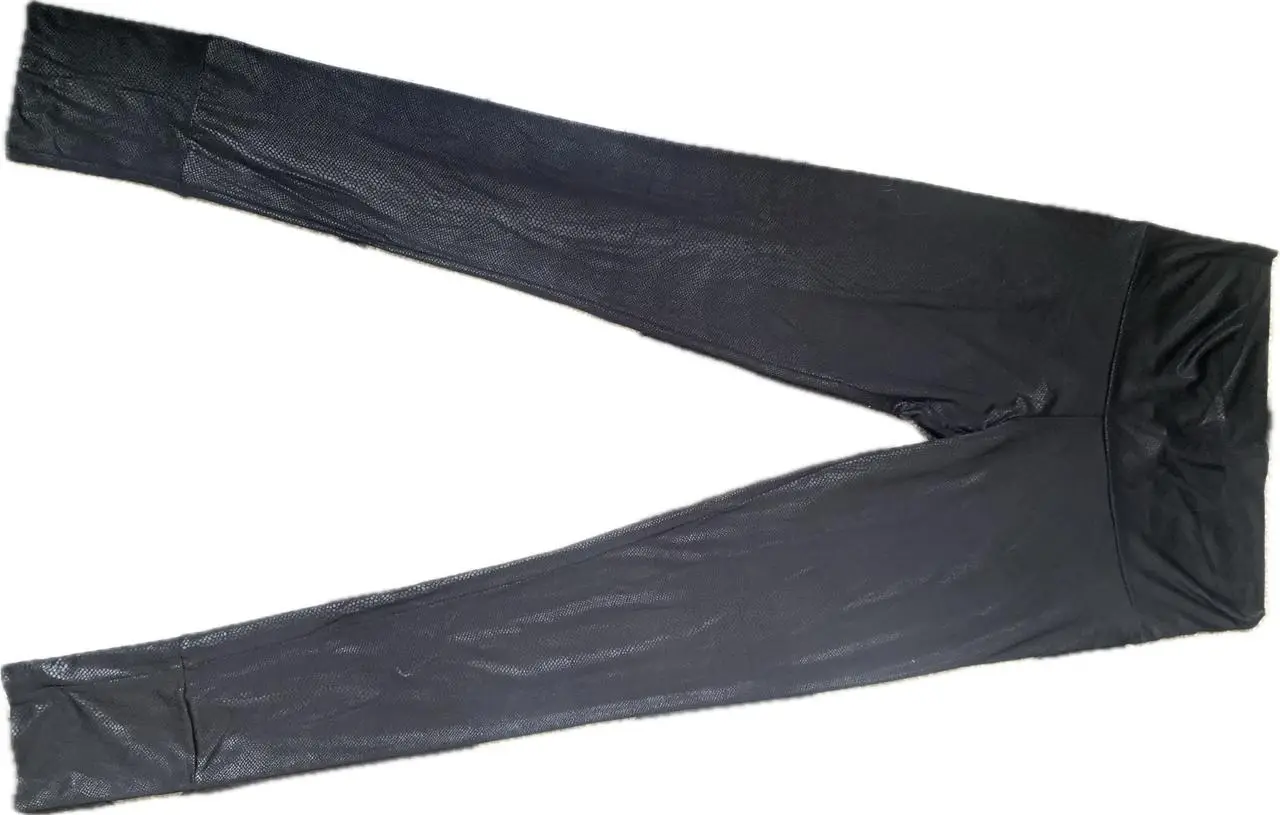 Calzas Ossira negras reptil, ideales para un look moderno y audaz. Perfectas para combinar con diferentes outfits, desde un look casual hasta uno más sofisticado. 