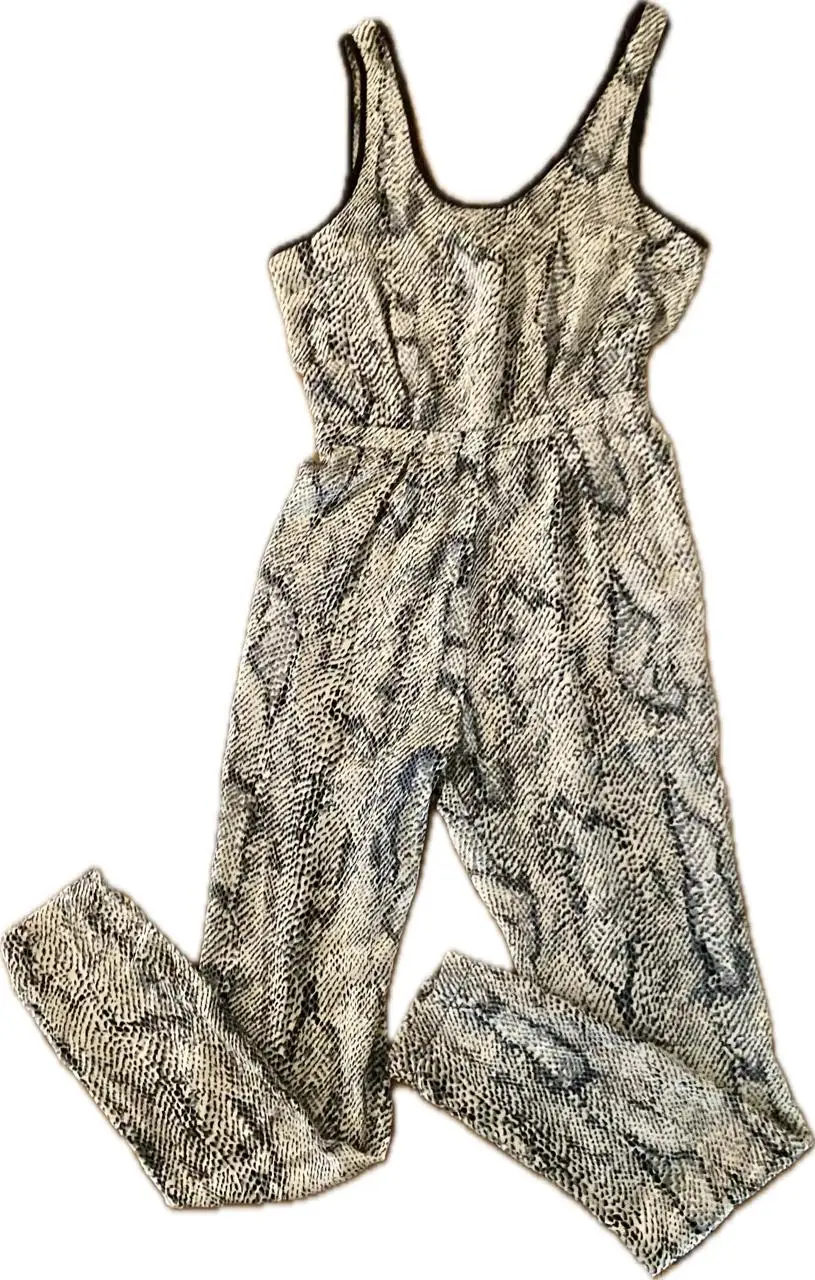 Mono largo con estampado de serpiente en blanco y negro. Ideal para un look moderno y audaz. Perfecto para salir o para un evento casual.