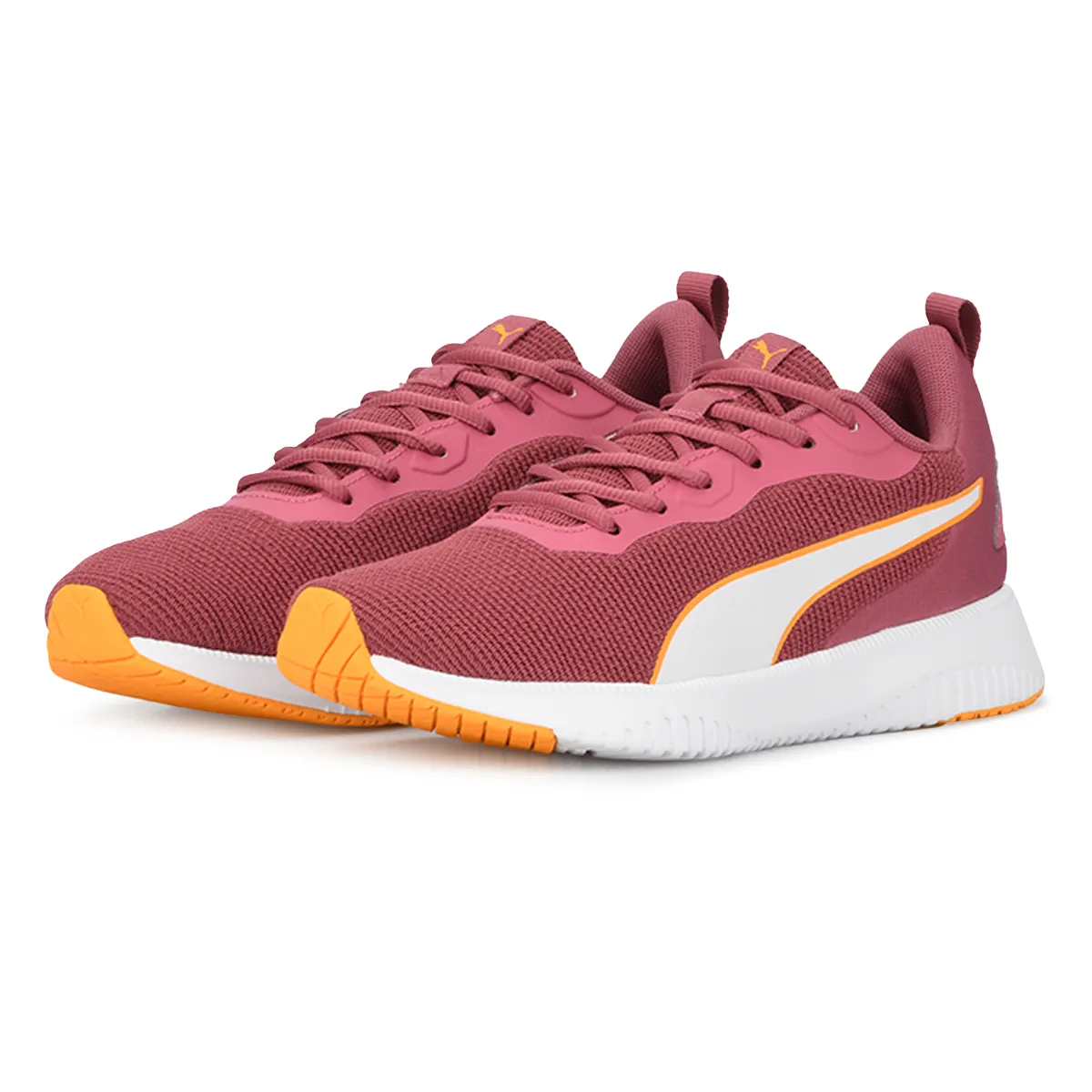 Zapatillas deportivas Puma color bordo/rosa oscuro con detalles en blanco y naranja. Ideales para running o uso diario, brindan comodidad y estilo. Talle ARG: 34,5