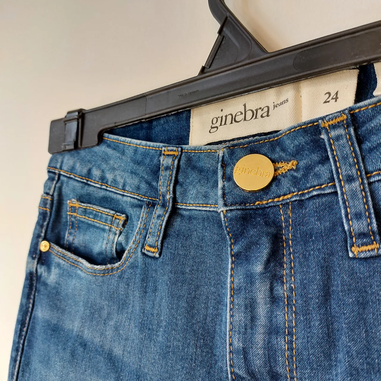 Jean azul con roturas y detalles desgastados en rodillas y muslos. Posee cinco bolsillos y cierre con botón dorado. Talle 24