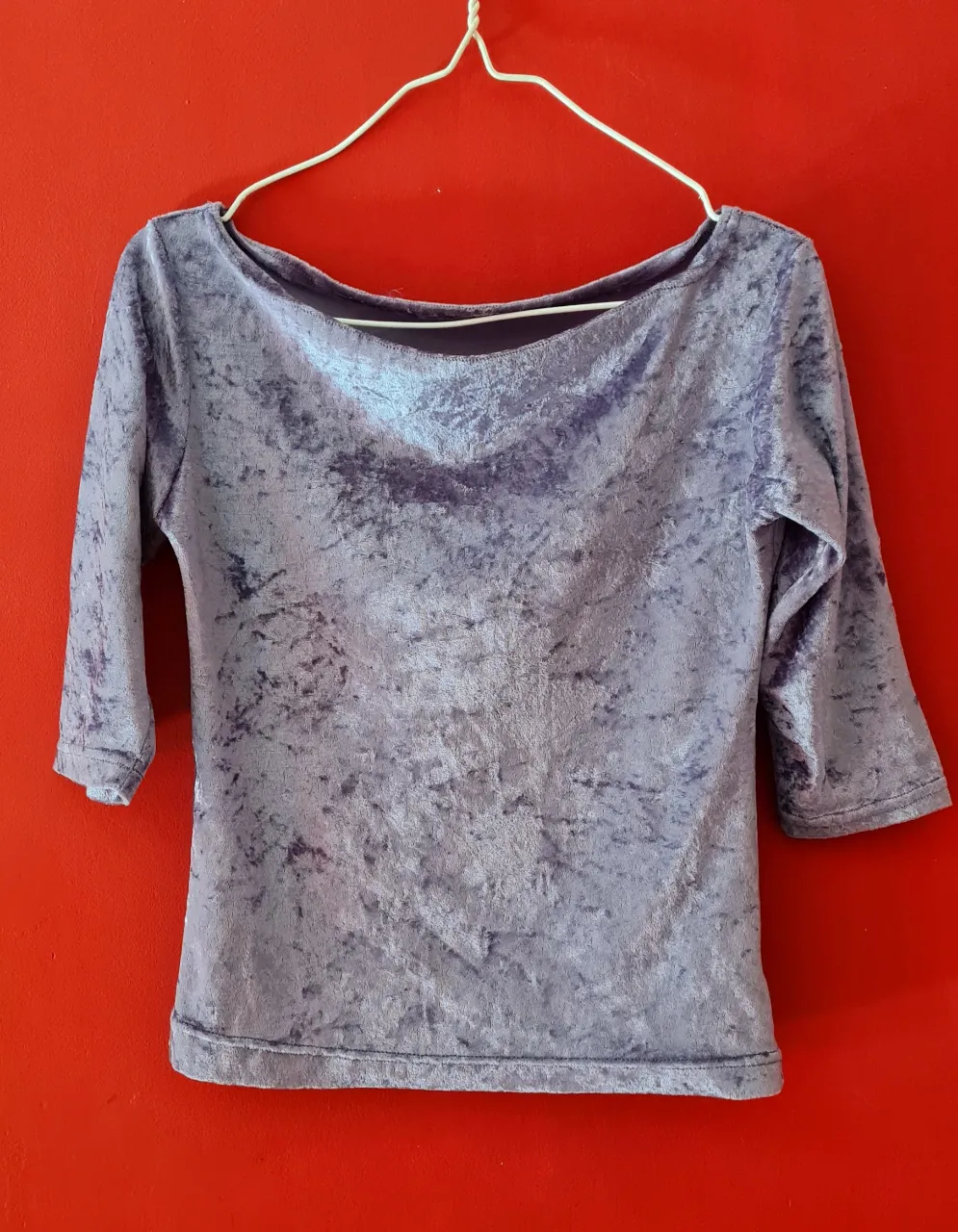 Remera de terciopelo con mangas 3/4 y escote barco. Su textura suave y brillo sutil la hacen ideal para un look elegante pero cómodo.