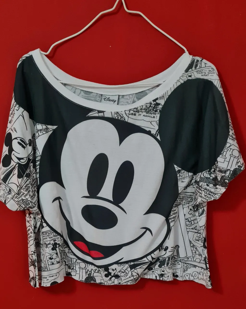 Remera blanca con estampa de Mickey Mouse estilo cómic. Manga corta y cuello redondo. Ideal para un look casual y divertido.